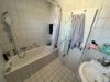 Gepflegtes Badezimmer mit Duschwanne