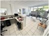 Großzügiger Eingangsbereich/Büro