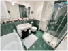 Gepflegtes, stilvolles Badezimmer mit Badewanne & Dusche