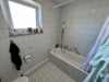 Viel Helligkeit im Bad durch ein Fenster
