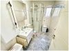 Modernes Badezimmer mit Tageslicht