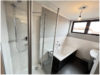 Hochwertig modernisiertes Badezimmer mit Badewanne und Dusche